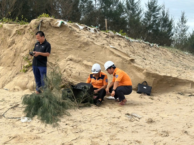 Chạy đua thời gian tìm kiếm 9 thuyền viên trên hai tàu cá bị chìm ở Quảng Trị trong bão số 10 - Ảnh 3.