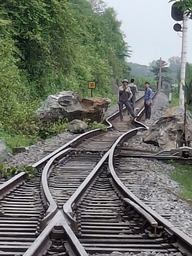 Thông tuyến đường sắt Thống Nhất qua Quảng Trị sau vụ khối đá lớn rơi xuống đường ray- Ảnh 2. Thông tuyến đường sắt Thống Nhất qua Quảng Trị sau vụ khối đá lớn rơi xuống đường ray- Ảnh 2.