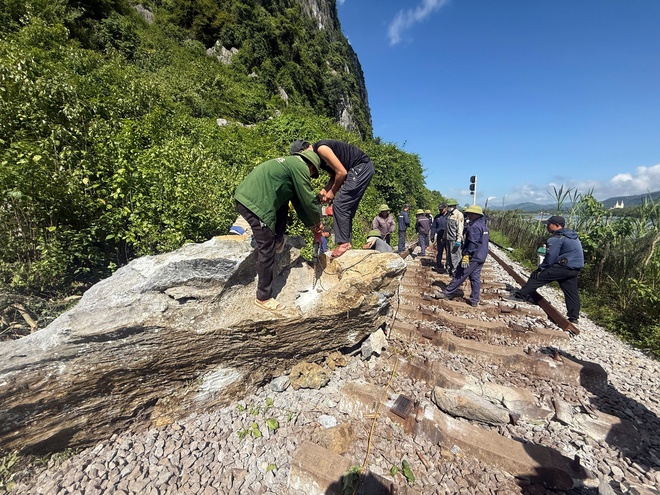 Thông tuyến đường sắt Thống Nhất qua Quảng Trị sau vụ khối đá lớn rơi xuống đường ray- Ảnh 3. Thông tuyến đường sắt Thống Nhất qua Quảng Trị sau vụ khối đá lớn rơi xuống đường ray- Ảnh 3.
