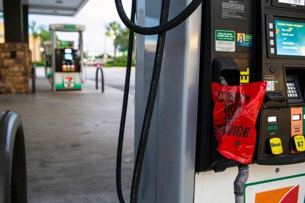 So bao lon, dan My lu luot mang oto di mua xang du tru hinh anh 1 