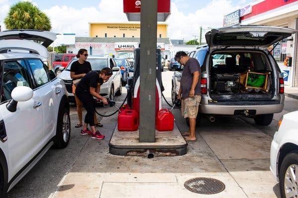 So bao lon, dan My lu luot mang oto di mua xang du tru hinh anh 7 