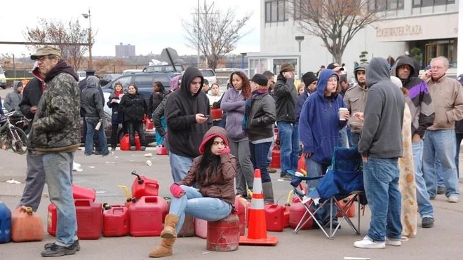 So bao lon, dan My lu luot mang oto di mua xang du tru hinh anh 4 