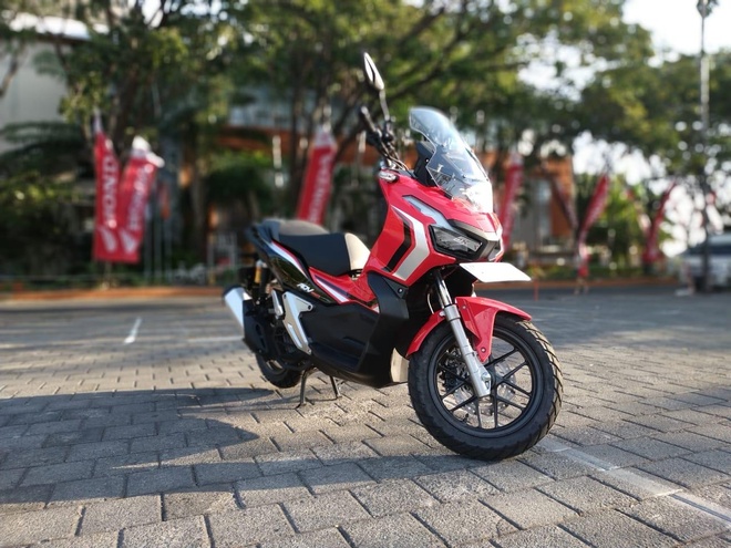 Vua ra mat da chay hang, Honda phai tang cuong san xuat ADV 150 hinh anh 1 