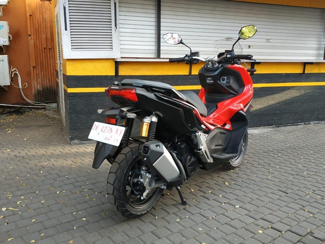 Vua ra mat da chay hang, Honda phai tang cuong san xuat ADV 150 hinh anh 2 