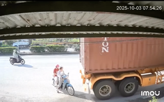 Từ vụ xe máy dừng sau container bị cuốn vào gầm, bài học đắt giá cho người đi xe máy