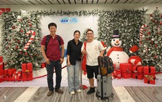 Hành khách thích thú chụp ảnh Noel tại Nhà ga T3 sân bay Tân Sơn Nhất