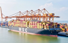 Cận cảnh tàu container lớn nhất từng cập cảng Lạch Huyện