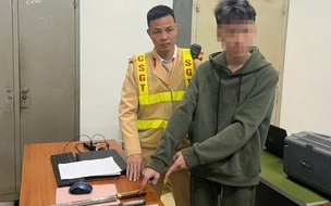 CSGT Hà Nội khống chế đối tượng mang nhiều hung khí khi tham gia giao thông