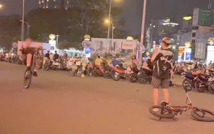 CSGT TP.HCM xử phạt hai thiếu niên 'bốc đầu" xe đạp bằng một bánh