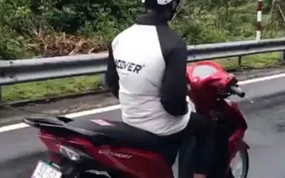 Video: Đi xe máy buông 2 tay, thanh niên 17 tuổi bị phạt gần 9 triệu đồng