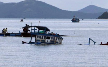 2 tàu cá Khánh Hòa bị chìm, 8 thuyền viên được cứu