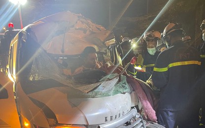 Cận cảnh cảnh sát cắt cabin cứu tài xế mắc kẹt trong ôtô sau TNGT