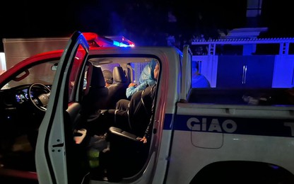 CSGT kịp thời đưa sản phụ vượt lũ sinh con an toàn