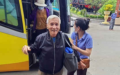 Video: Hành khách đi tàu được trung chuyển miễn phí qua điểm ngập