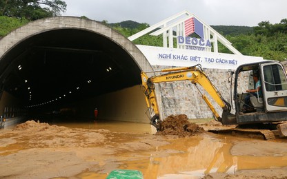 Chùm ảnh: Căng sức khắc phục sạt lở, sớm thông hầm Hải Vân