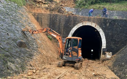 Đường sắt Bắc - Nam thông tuyến trở lại sau mưa lũ