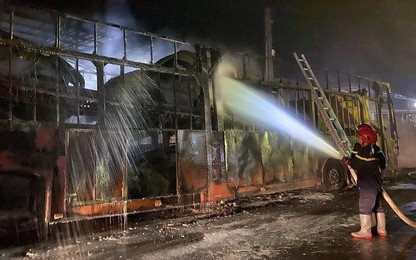 Xe đầu kéo chở 7 ôtô bốc cháy dữ dội trên QL1A