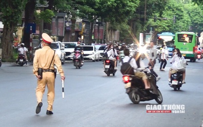 Hà Nội: Nhan nhản học sinh và phụ huynh không đội mũ bảo hiểm