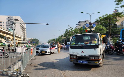 Cận cảnh "chặn đầu, khóa đuôi" bắt xe taxi vi phạm trước cổng Bệnh viện Bạch Mai