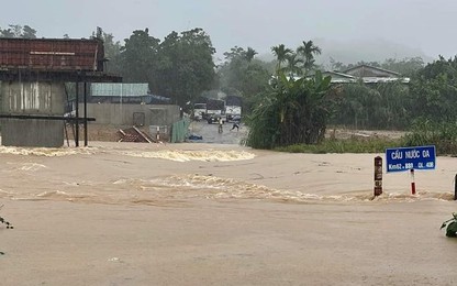 Nước tràn qua QL40B, hai huyện miền núi Quảng Nam bị chia cắt