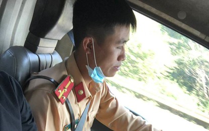 Tuần tra trên tuyến, CSGT giúp đưa thanh niên bị tai nạn đến bệnh viện