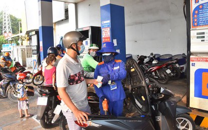 Giá xăng giảm mạnh lần thứ 4 liên tiếp