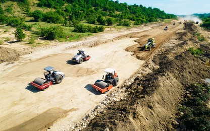 Ảnh: Tận mắt xem doanh nghiệp giao thông lớn nhất nước làm cao tốc Bắc-Nam xuyên 3 tỉnh