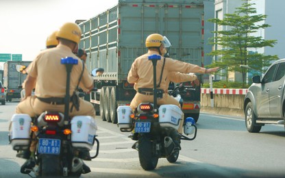 Xử phạt gần 50 ôtô vi phạm ở làn dừng khẩn cấp đường vành đai 3 Hà Nội.