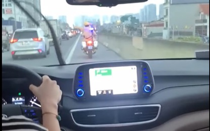 Hà Nội: CSGT dùng mô tô dẫn đường trên làn khẩn cấp Vành đai 3 đưa cháu nhỏ đi cấp cứu
