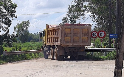 Video: Xe chở đất dấu hiệu quá tải tung hoành các tuyến đường ở Quảng Ngãi