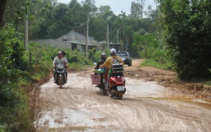 Người dân phải đi trên tuyến đường nát như tương, tiềm ẩn TNGT