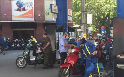 Chùm ảnh: Dòng người xếp hàng mua xăng trước giờ G