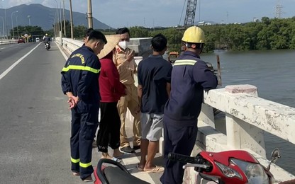 CSGT kịp thời ngăn người phụ nữ định nhảy cầu Cỏ May tự tử