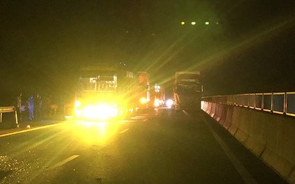 Hai xe tải va chạm, cao tốc Đà Nẵng - Quảng Ngãi ùn tắc nhiều giờ