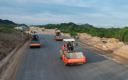 Chùm ảnh: Nhà thầu mang toàn "hàng khủng" thi công cao tốc Cam Lâm - Vĩnh Hảo
