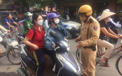 Hà Nội: CSGT xử lý kết hợp tuyên truyền ATGT cho phụ huynh học sinh
