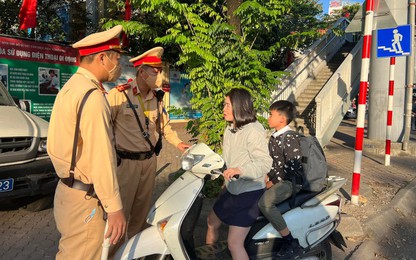 Hà Nội: CSGT nhắc nhở kết hợp xử lý nghiêm phụ huynh học sinh vi phạm giao thông