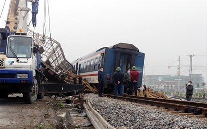 Báo động nhà thầu dự án 7.000 tỷ làm ẩu để máy thi công va chạm với tàu hỏa