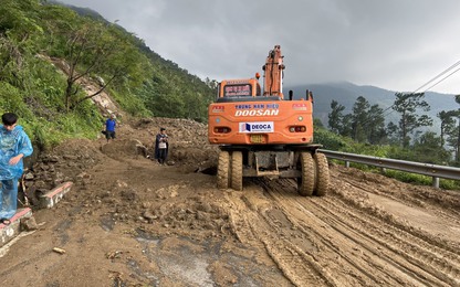 Tan hoang đường đèo Hải Vân sau mưa bão