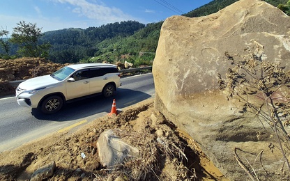 Chùm ảnh: Còn nhiều điểm sạt lở nguy hiểm trên đường đèo Hải Vân
