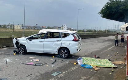 Quảng Ngãi: Ôtô lao vào dải phân cách, hai người tử vong