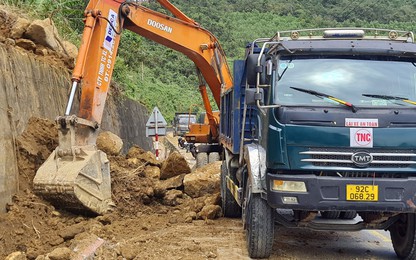 Chùm ảnh: Huy động tổng lực khắc phục hư hỏng tuyến đường đèo Hải Vân