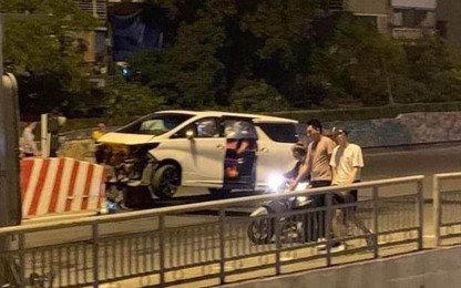 Hà Nội: Siêu xe "chuyên cơ  mặt đất" leo dải phân cách cầu Chương Dương