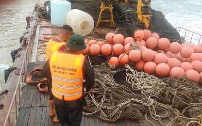 Mục sở thị bên trong tàu vỏ sắt ghi chữ nước ngoài trôi dạt vào vùng biển Quảng Trị