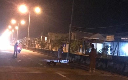 Hai thanh niên điều khiển xe máy đâm vào dải phân cách tử vong