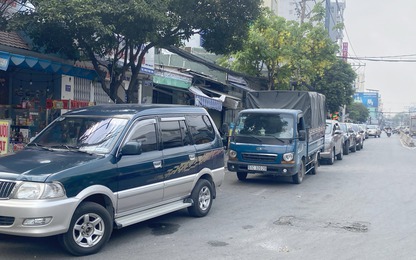 TP.HCM: Trung tâm đăng kiểm quá tải, hàng trăm ôtô xếp hàng chờ đợi