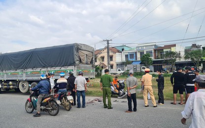 Tông đuôi xe tải đang dừng, 2 người đi xe máy thương vong