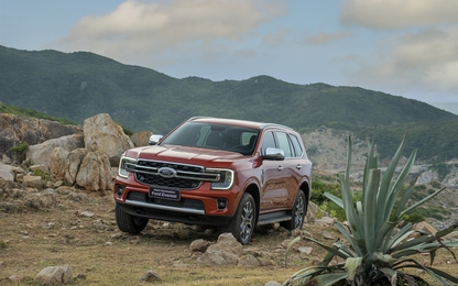 Ford Everest Titanium 4x2 nâng cấp trang bị an toàn, giá tăng nhẹ