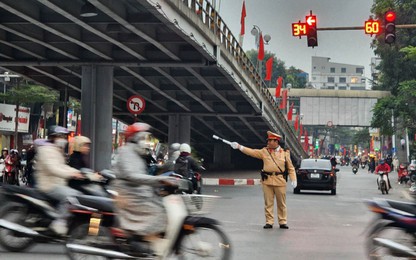 Hà Nội: CSGT căng mình phân luồng giao thông trước kỳ nghỉ Tết Dương lịch