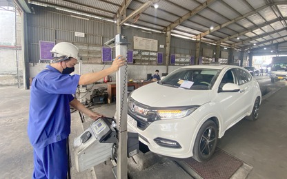 Đăng kiểm viên "căng sức" tăng ca, làm thêm giờ phục vụ người dân